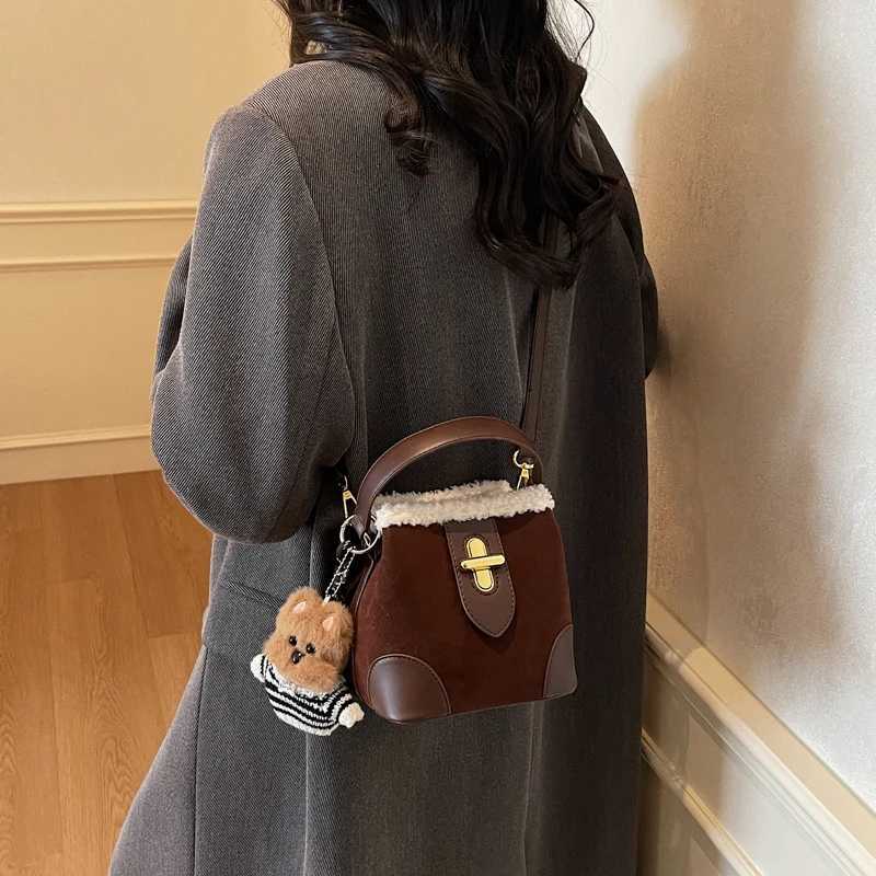 Vintage Lamb Wool Brown Bucket Bag Womens Plush Handbag Fashionable All-match Shoulder Crossbody BagT251213