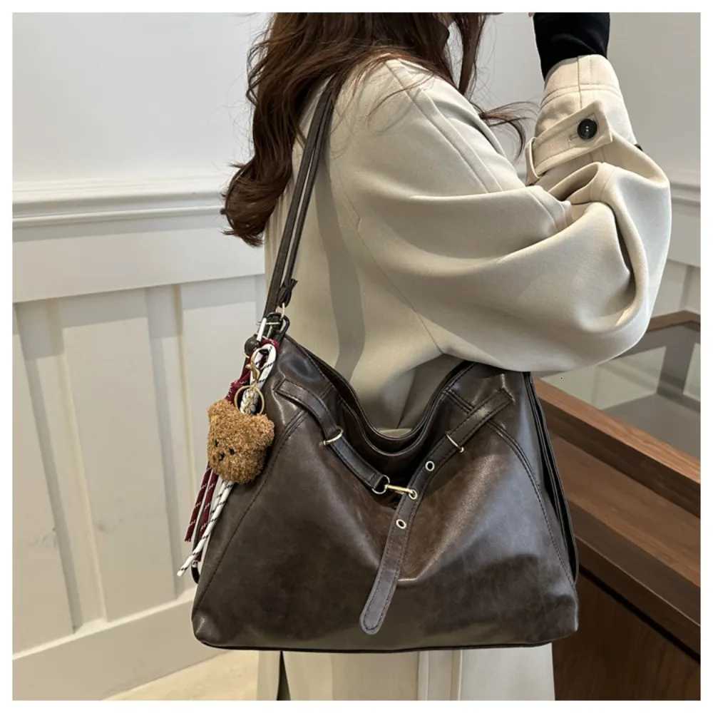 Trendy Accessory Retro Shoulder Bag PU Leather Large Capacity Backpack Casual With pendant Handbag Daily Commute FashionT251213