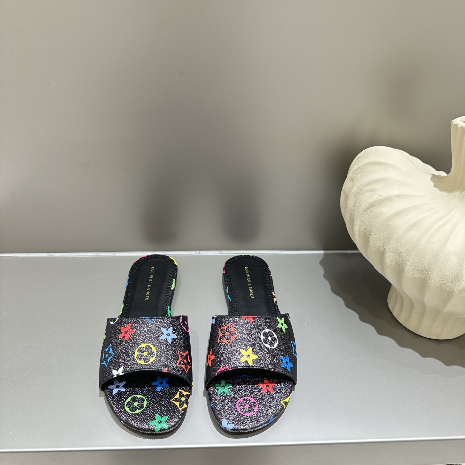 Designer's New Arrival Color Print Slippers 2026 spring and summer Hot Fashion Elegant Women Beach Slippers Casual Flat Slippers Black White Free