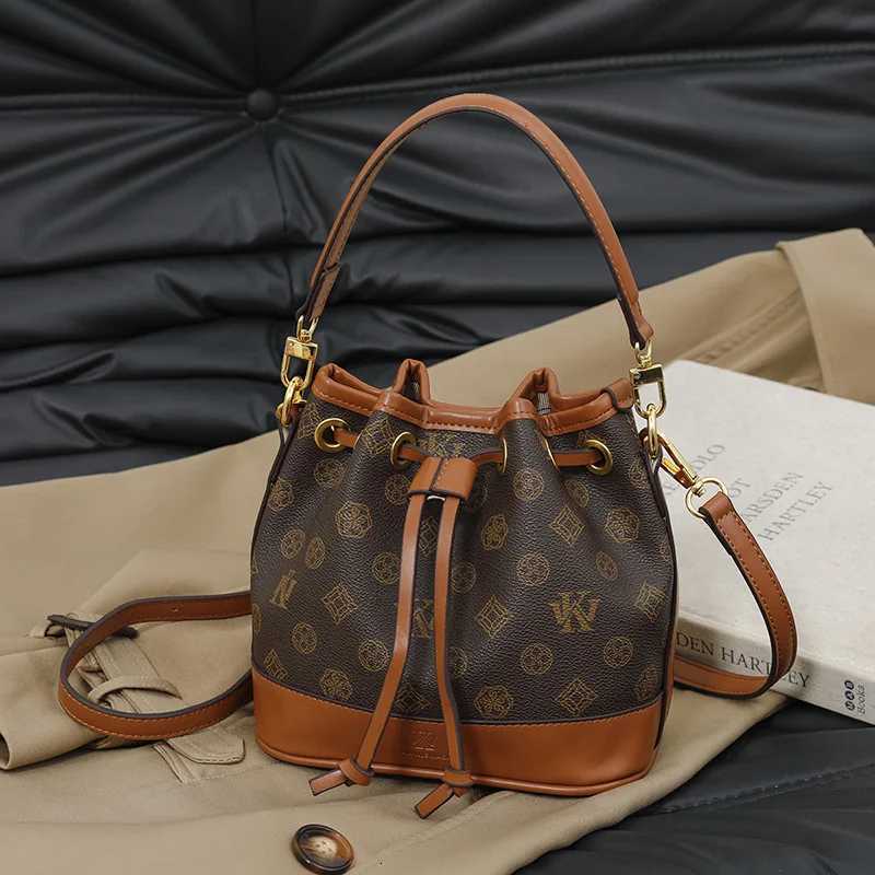 2025 Drawstring Bucket Bag Niche Printed Shoulder Purse for Women Vintage Crossbody Tote Minimalist Day to Night Bag TexturedT251213
