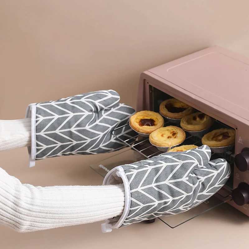 Oven Baking Gloves Oven Mitts Microwave Oven Gloves High-temperature Resistant Cotton Linen Gloves Kitchen Baking Tools Bakeware H251212