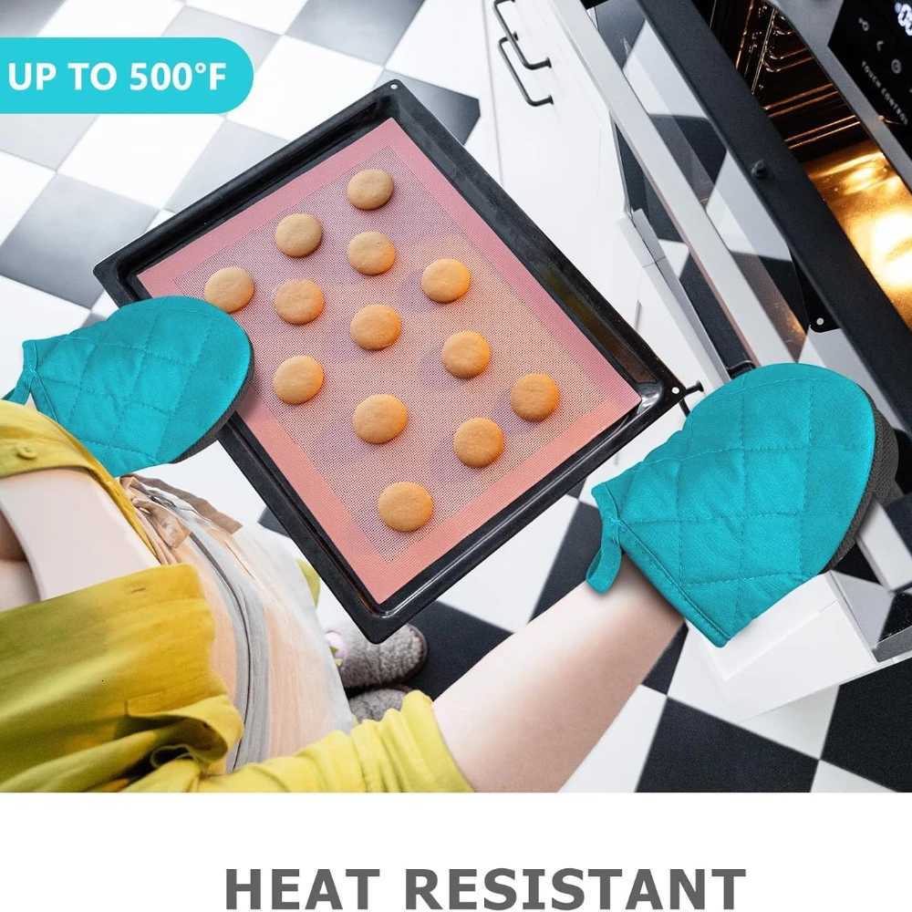1 Pair Kitchen Oven Gloves High Heat Resistant Short Oven Mitts with Non-Slip Grip Surfaces and Hanging for BBQ Baking Cooking H251212