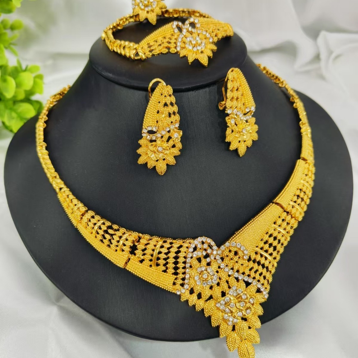 Dubai Gold Color Jewelry Set For Women Classic Bow 18K Gold Plated Necklace Set Earrings Bracelet And Ring Trending 241107
