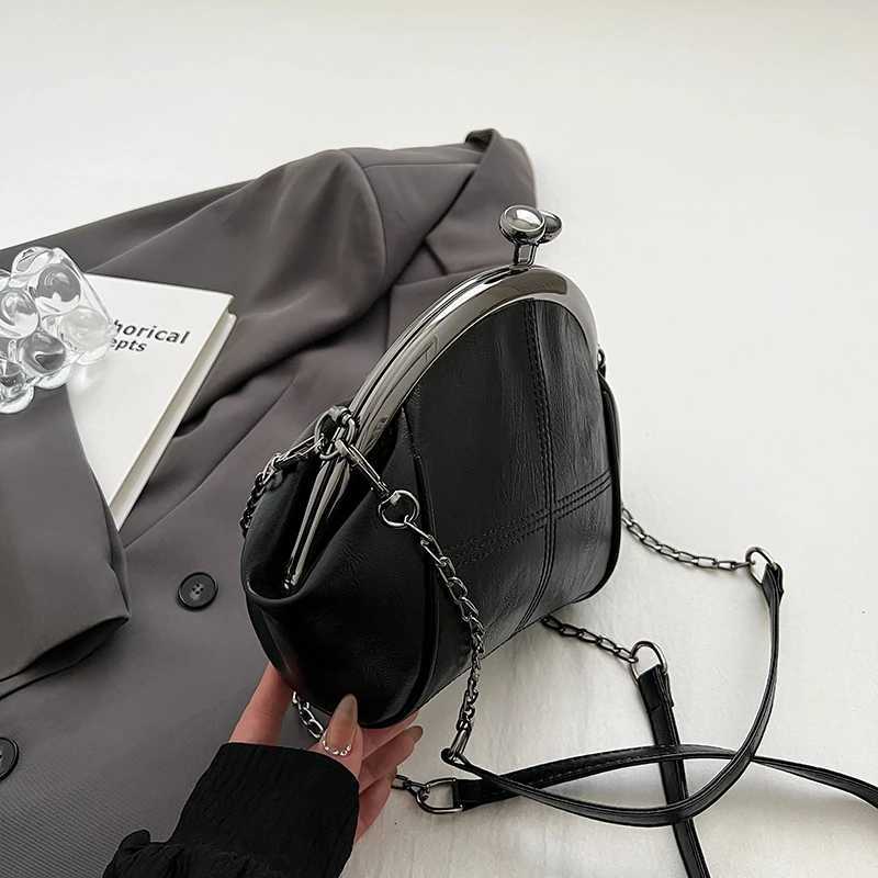 Unique Retro Shell Womens Bag 2024 New Fashionable Large Capacity One Shoulder Underarm Bag Versatile Clip Bag Oblique StraddleT251213