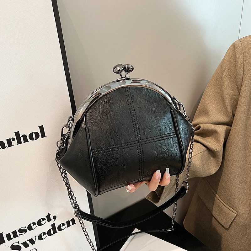 Unique Retro Shell Womens Bag 2024 New Fashionable Large Capacity One Shoulder Underarm Bag Versatile Clip Bag Oblique StraddleT251213