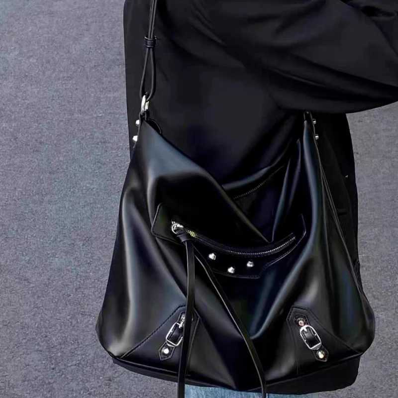 Niche Design New Wens Motorcycle Punk Shoder Bag Large Capacity Tote Bag Cmuter Y2K Crossbody Bag Y251213