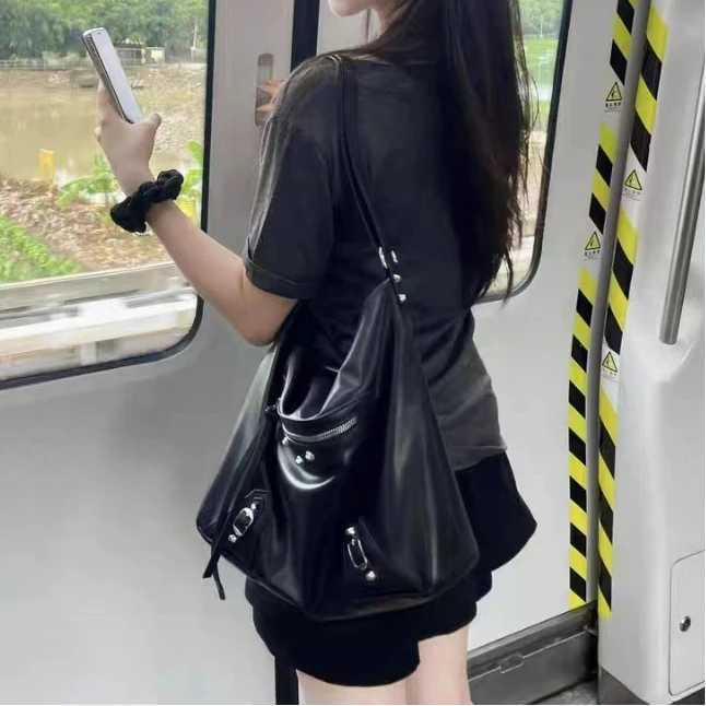 Niche Design New Wens Motorcycle Punk Shoder Bag Large Capacity Tote Bag Cmuter Y2K Crossbody Bag Y251213