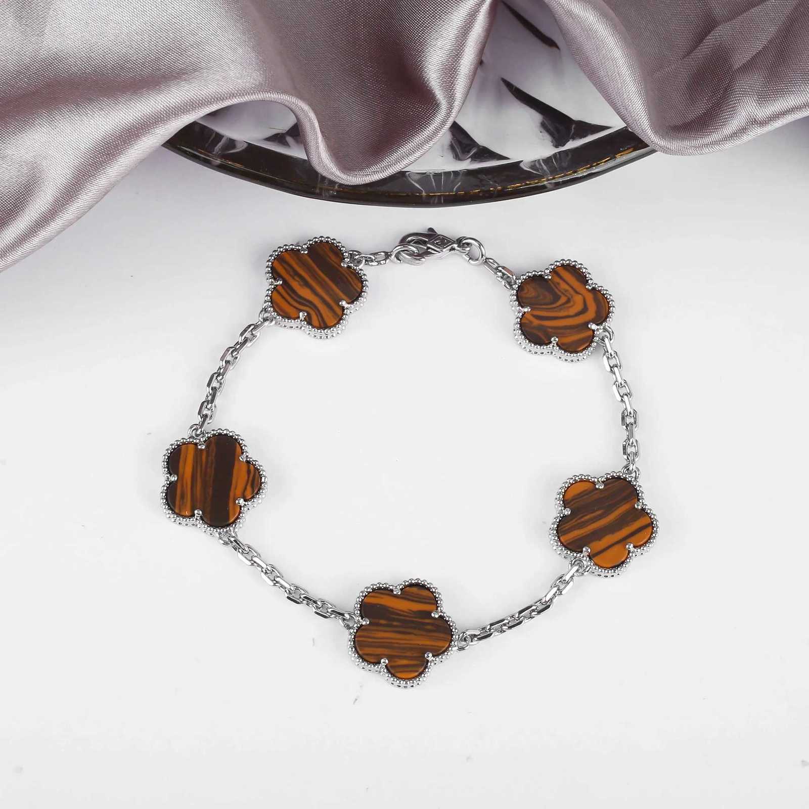 Classic light luxury double sided 5 lucky grass flower womens hand decoration Titanium steel simple high-grade fa M251213