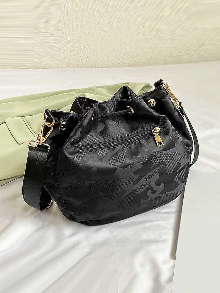 Casual and Fashionable Womens Bag Camouflage Color Shoulder Crossbody Bag Bucket Bag Large Capacity Zipper Anti-Theft NylonT251213