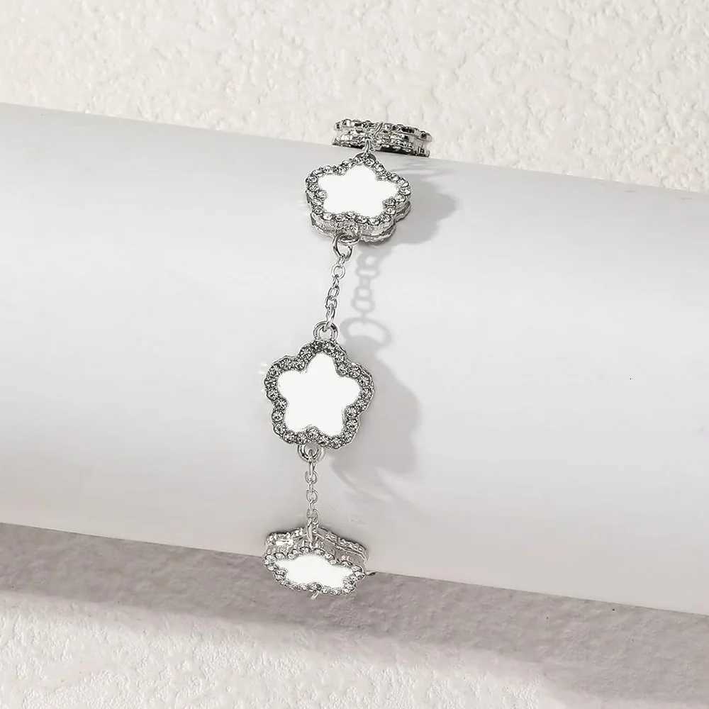 Double Sided Womens Hand s Elegant Alloy 5-Petal Rhinestone Inlaid Suitable For luxury Womens Daily Wear M251213