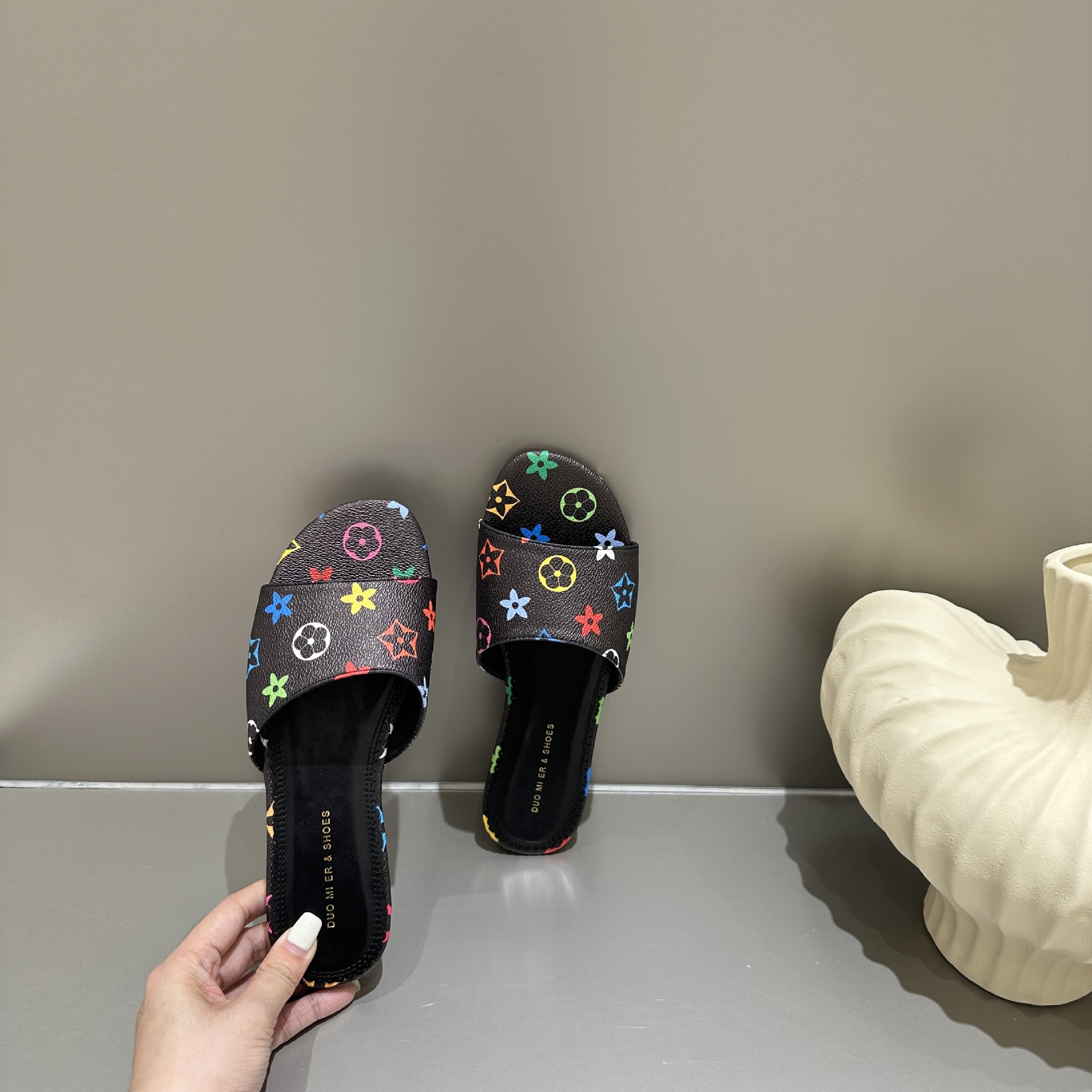 Designer's New Arrival Color Print Slippers 2026 spring and summer Hot Fashion Elegant Women Beach Slippers Casual Flat Slippers Black White Free