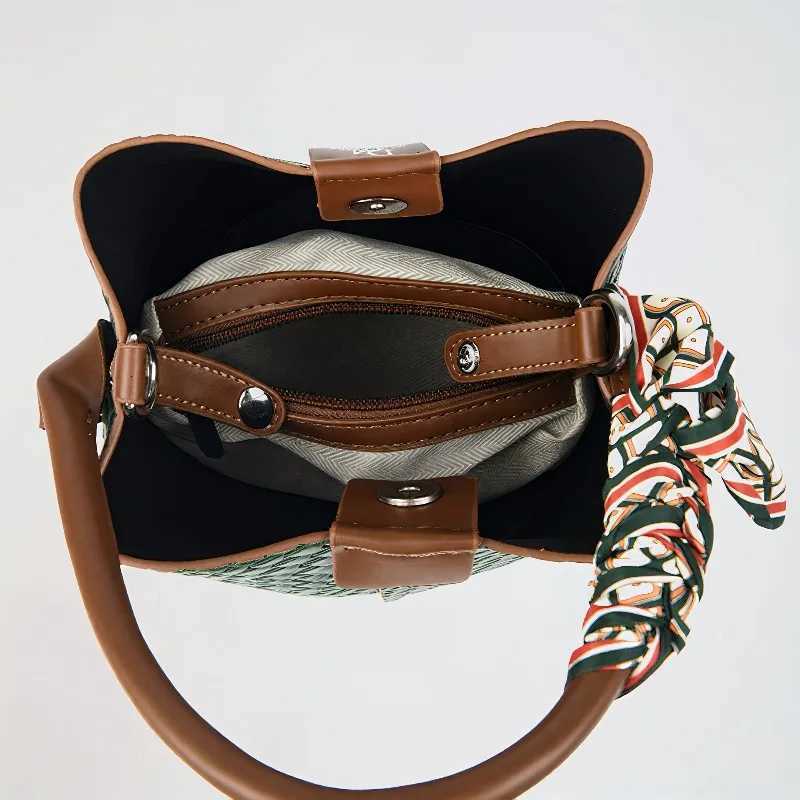 Leather Retro Versatile Single Shoulder Bucket Bag Fashionable Large Capacity Womens Crossbody Bags Suitable for CommutingT251213