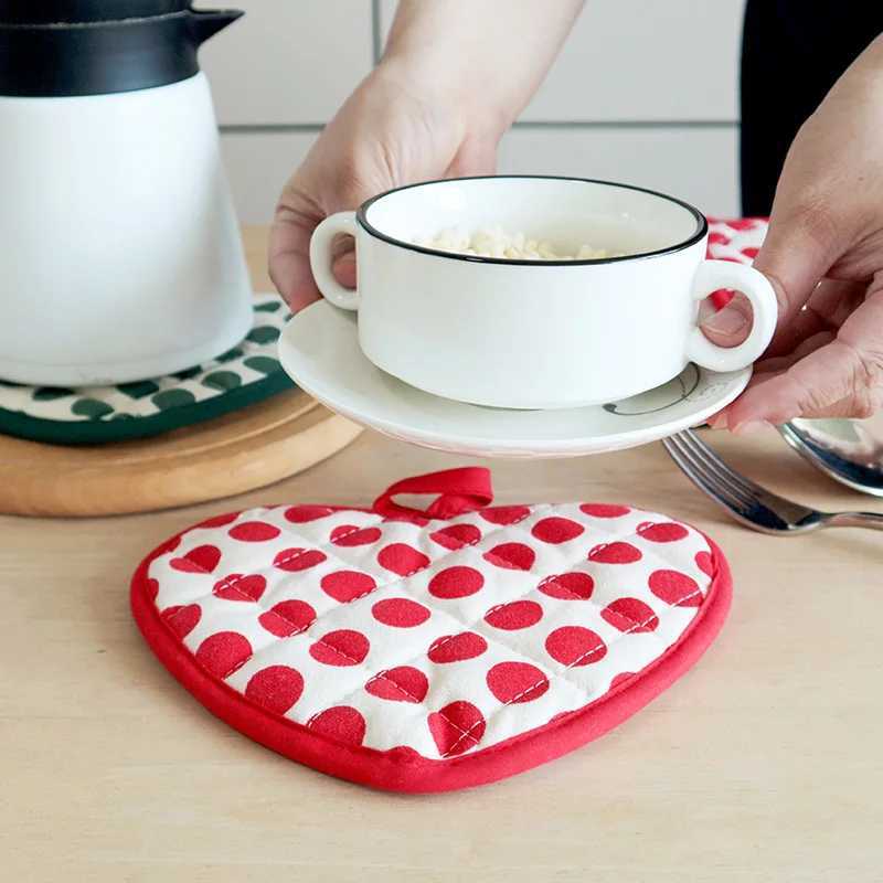 1PC -shaped Hand Clip Heat Insation Pad Coaster Anti-scalding Gloves Baking Kitchen High Temperature Resistant Oven H251212