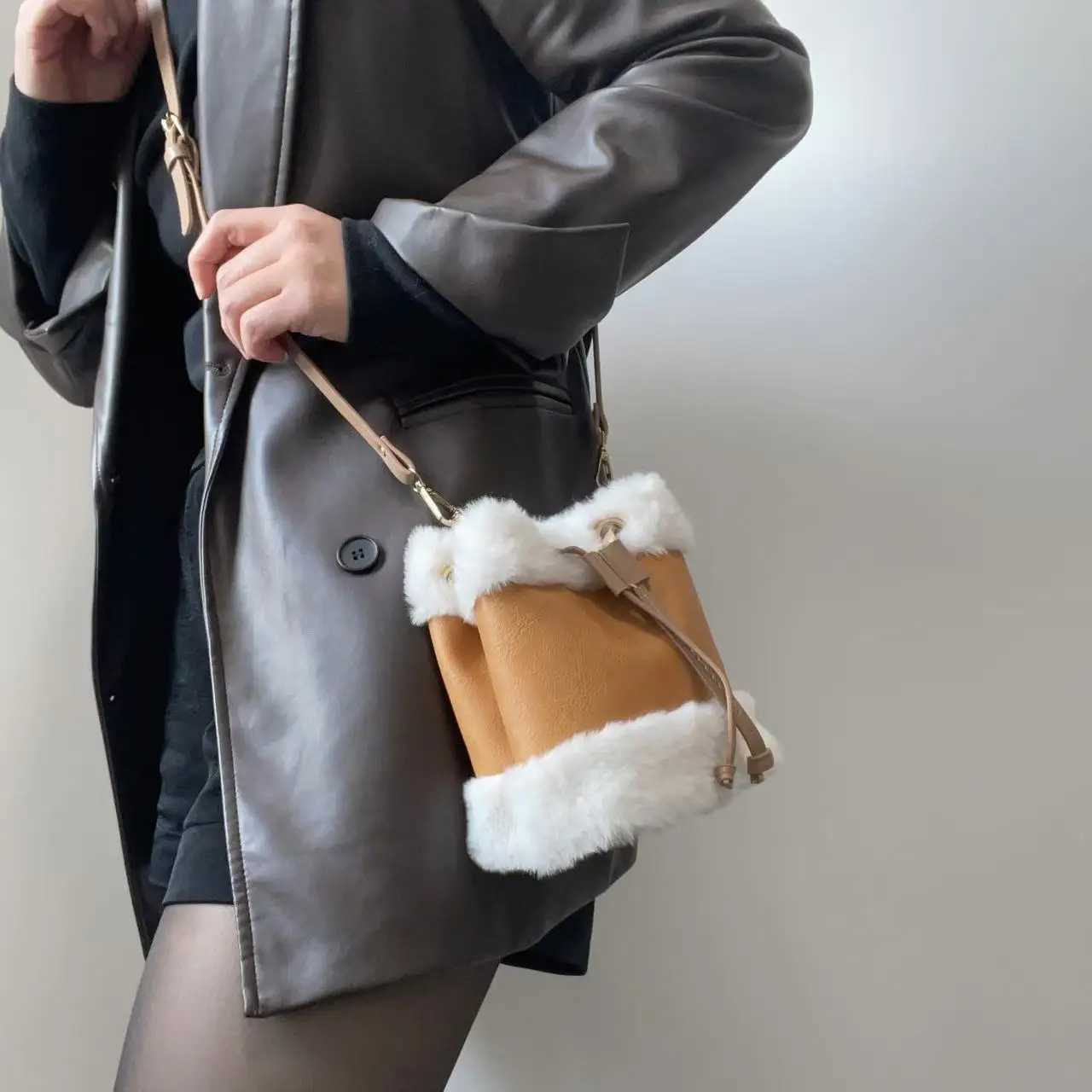 Water bucket Bag Womens 2025 New Autumn and Winter Faux Fur Plaid Furry Bag Korean Style Retro Shoulder Cross-Body Small BagT251213
