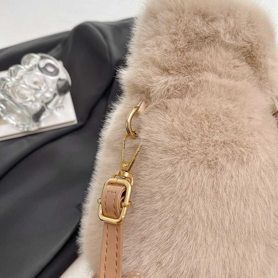 Faux Fur Crossbody Bag for Women Large Capacity Winter Plush Shoulder Bag Cell Phone Purse Fashion Soft Travel Bag LadiesT251213
