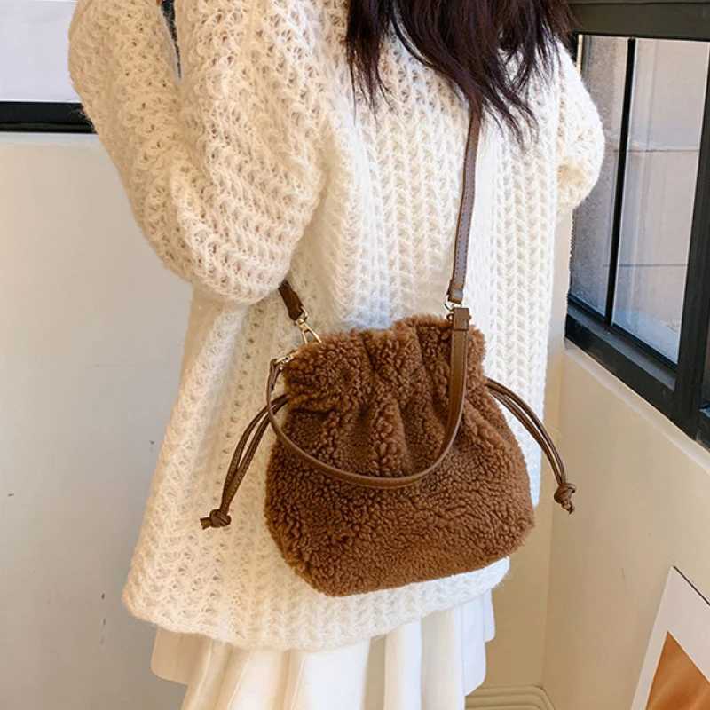 Large Capacity Plush Bag Female Fall and Winter Hairy Handheld Shoulder Slanting Cross Furry Simple VersatileT251213