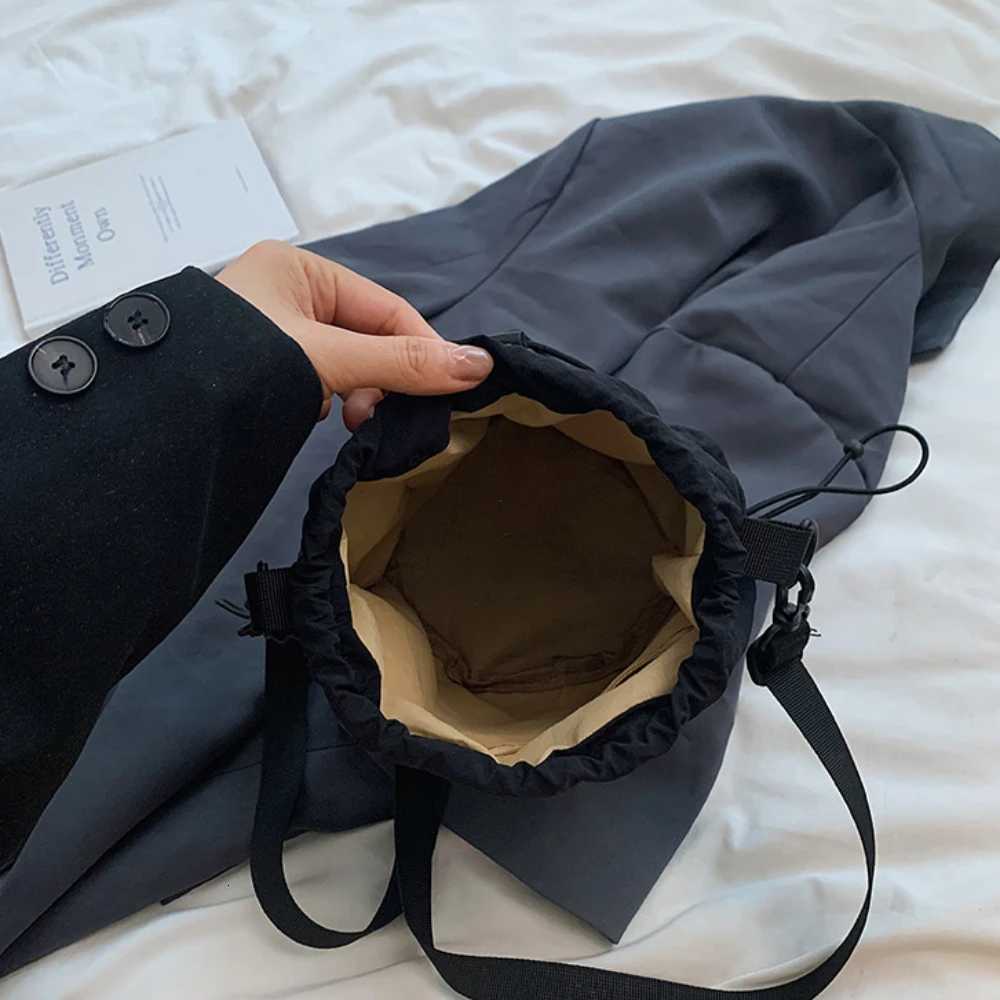 European and American Ins Style Water-repellent Nylon Cloth Bag for Women New Simple Versatile Bucket Bag Fashion Niche HandbagsT251213
