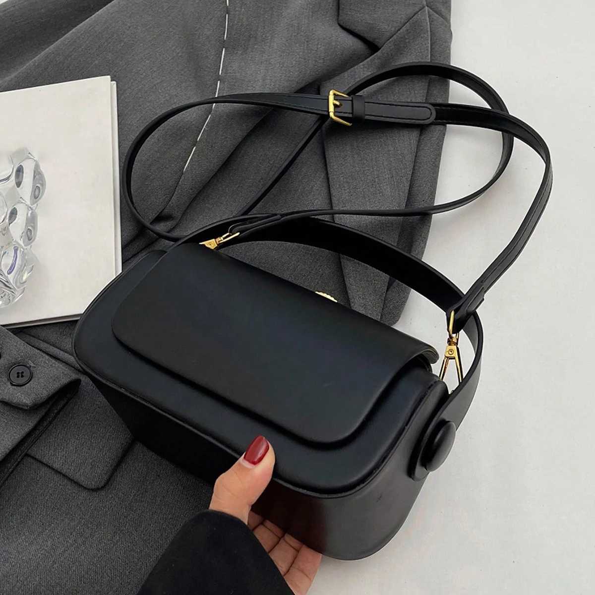 Simple and fashionable shoulder bag niche design hardware decoration handbag classic and elegant womens crossbody bagT251213