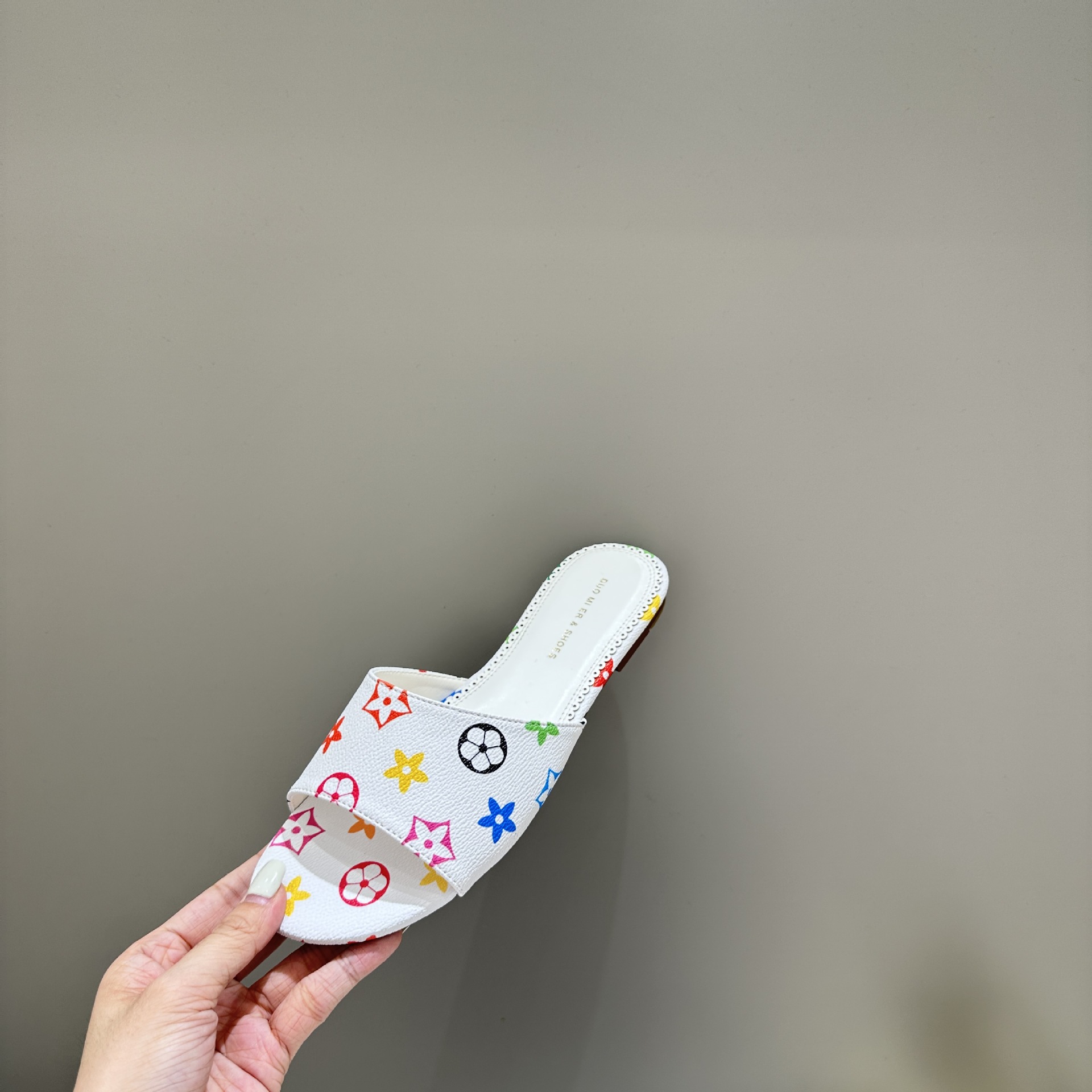 Designer's New Arrival Color Print Slippers 2026 spring and summer Hot Fashion Elegant Women Beach Slippers Casual Flat Slippers Black White Free