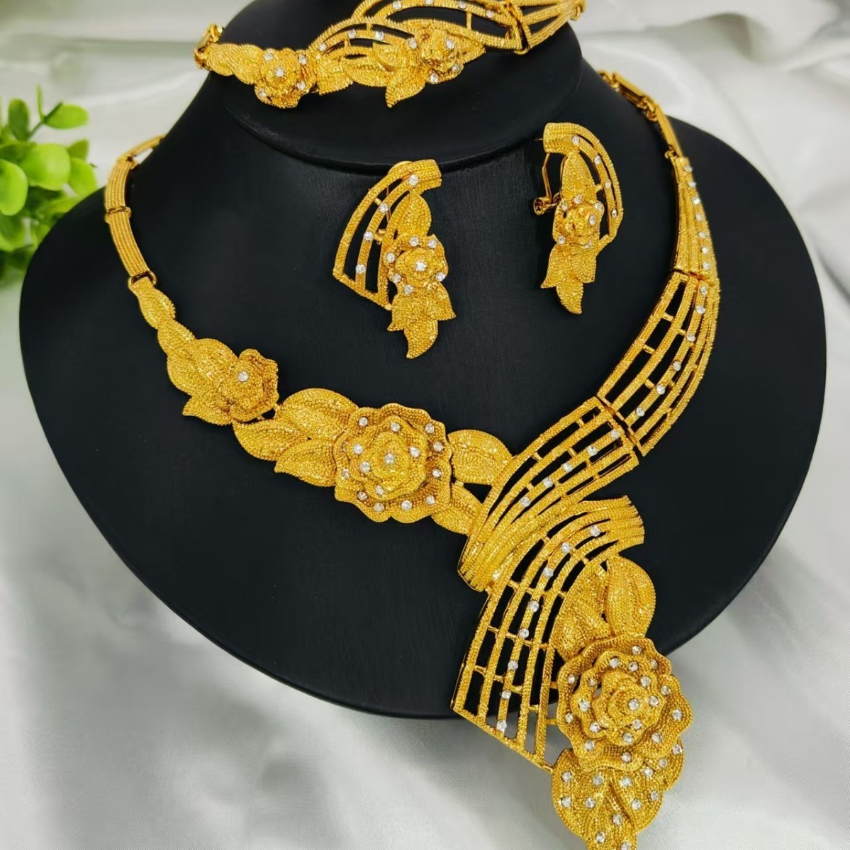 Dubai Gold Color Jewelry Set For Women Classic Bow 18K Gold Plated Necklace Set Earrings Bracelet And Ring Trending 241107