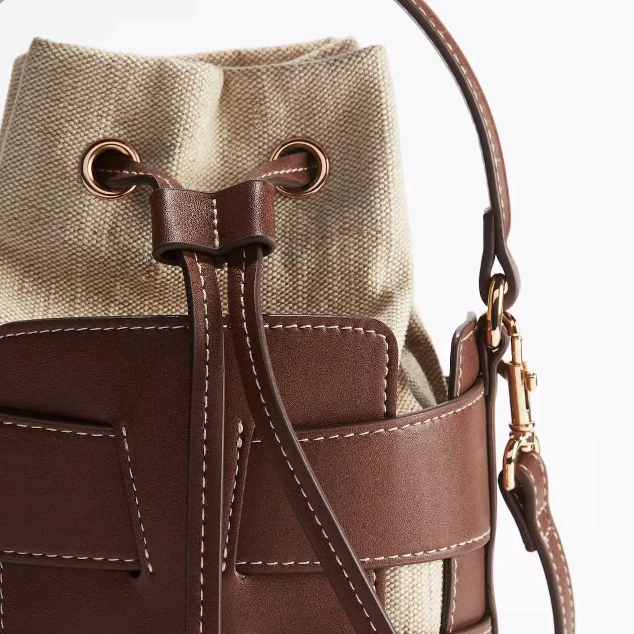 Luxury Design Crossbody Bucket Bag Fashionable Hollow Out Handbags Womens Leisure Outdoor Small Shoulder BagsT251213