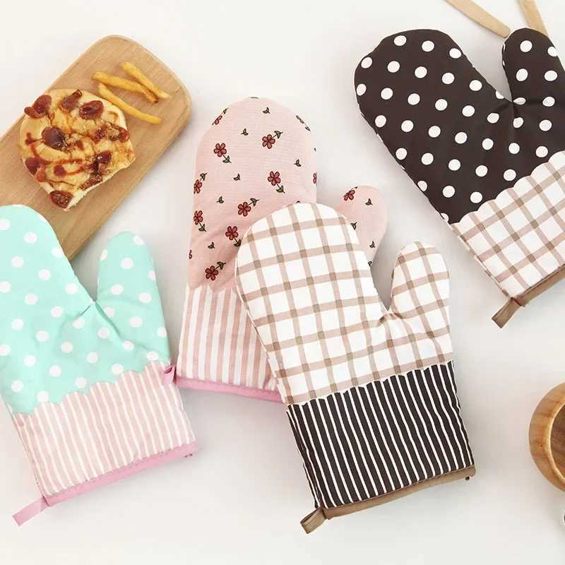 1Pcs New Pastoral Style Thicke Plaid Microwave Oven Insation Gloves Microwave Oven Gloves Hot Gloves Kitchenware H251212