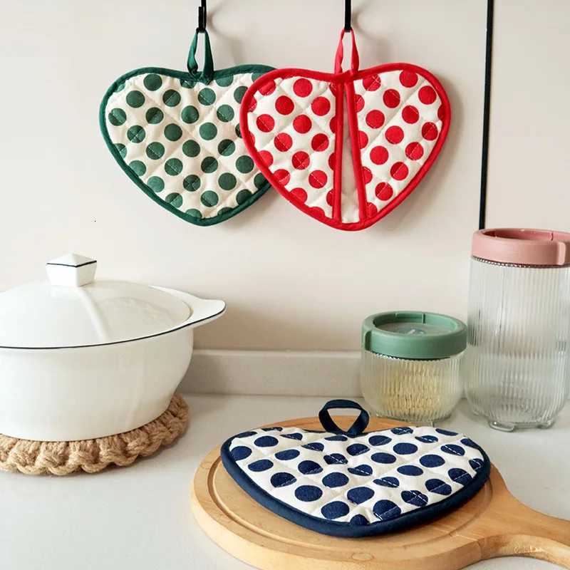 1PC -shaped Hand Clip Heat Insation Pad Coaster Anti-scalding Gloves Baking Kitchen High Temperature Resistant Oven H251212