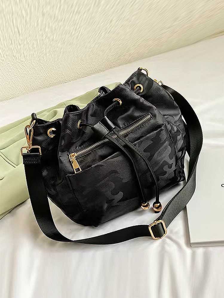 Casual and Fashionable Womens Bag Camouflage Color Shoulder Crossbody Bag Bucket Bag Large Capacity Zipper Anti-Theft NylonT251213