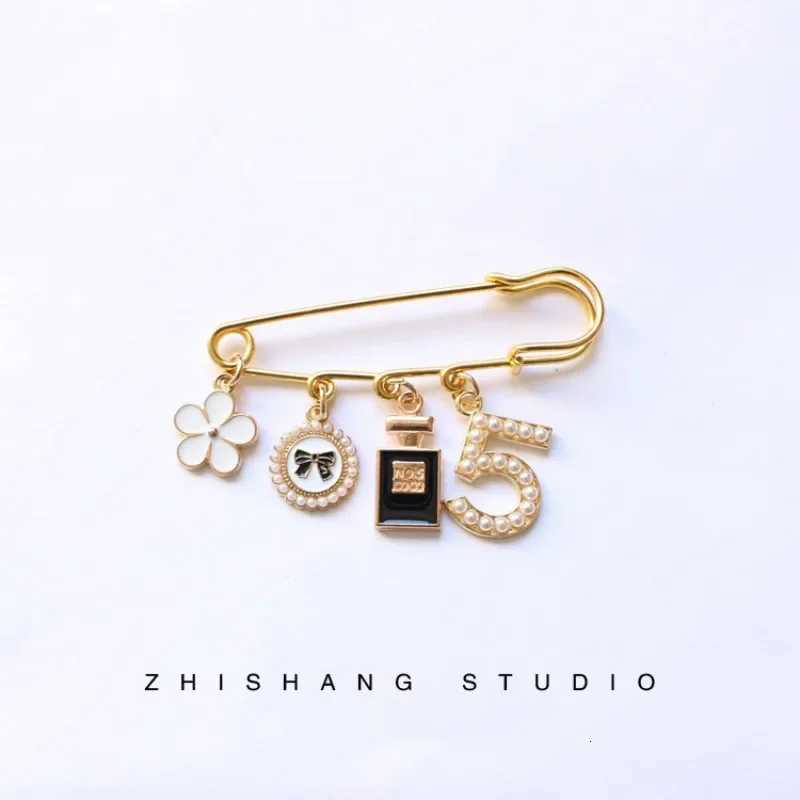 Fashion brooches with cute thing small pin jacket sweater pin cardigan vintage pearl accessory with mini bag bottle brooch Y251213