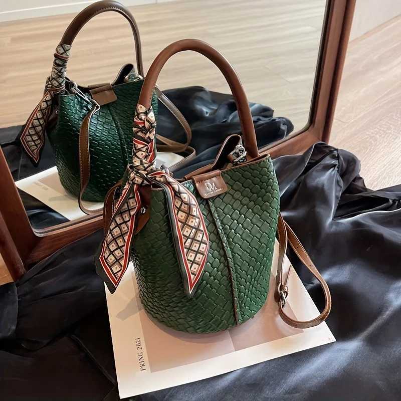 Leather Retro Versatile Single Shoulder Bucket Bag Fashionable Large Capacity Womens Crossbody Bags Suitable for CommutingT251213