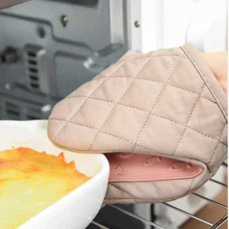 1PC Silicone Anti-hot Clamp Oven Gloves High Temperature Oven Gloves Oven Microwave Oven Handheld Warm Glove Clamp Kitchen H251212