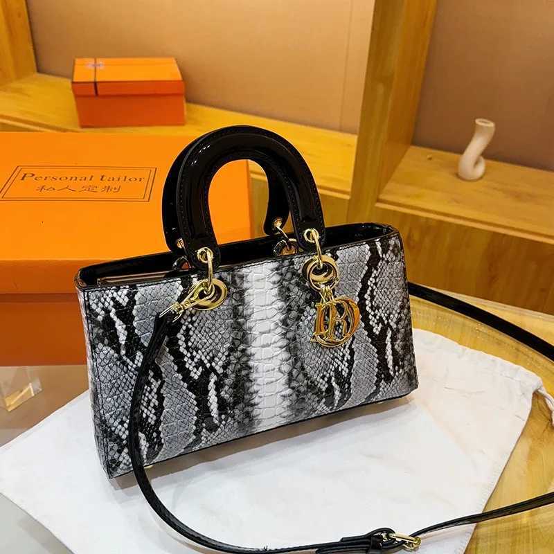 1pcs Womens Elegant PU Leather Handbag Snake Print Crossbody Bag Stylish Evening Clutch Shoulder Purse DesignT251213
