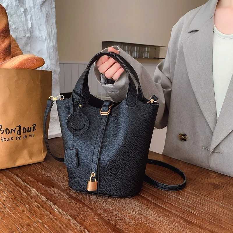 High-end Feel Bucket Bag for Women 2025 New Retro Fashion Versatile Shoulder Bag Stylish Textured Commuter Crossbody BagT251213