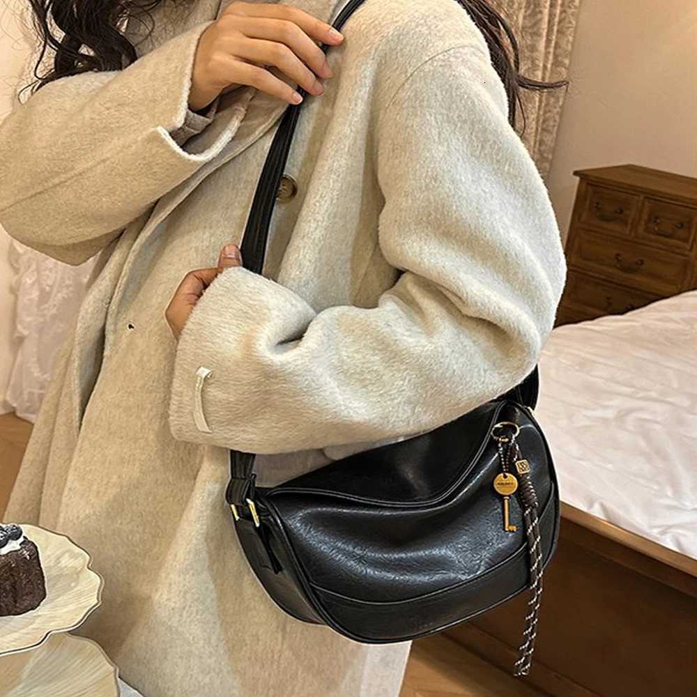 Simple and fashionable dumpling buns for women Korean version popular casual shoulder bag new stylish texture solid color crT251213