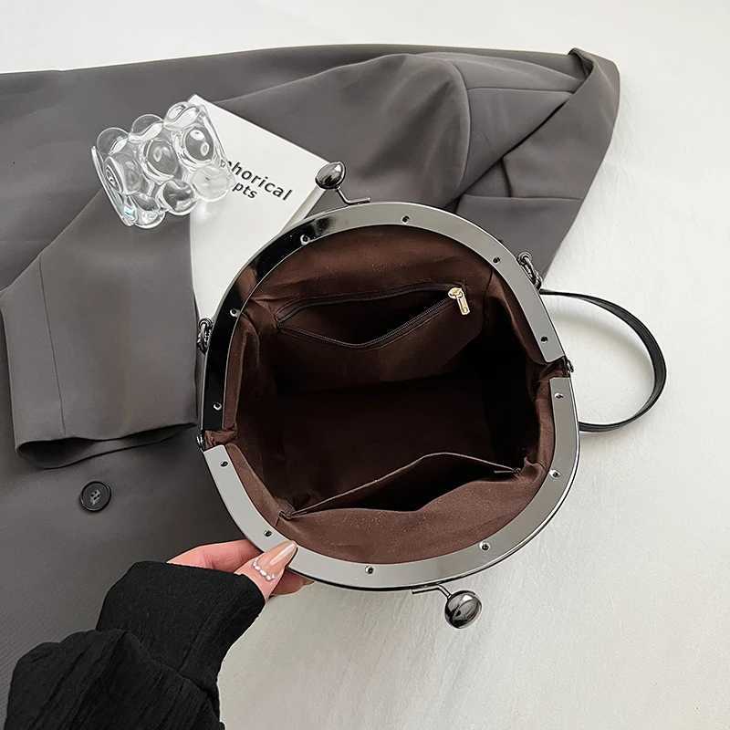 Unique Retro Shell Womens Bag 2024 New Fashionable Large Capacity One Shoulder Underarm Bag Versatile Clip Bag Oblique StraddleT251213