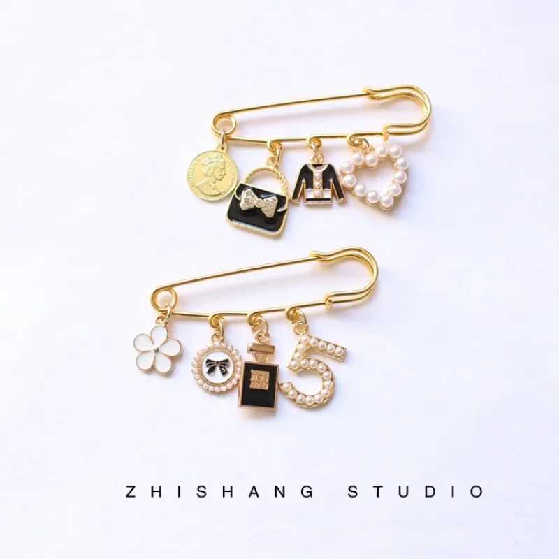 Fashion brooches with cute thing small pin jacket sweater pin cardigan vintage pearl accessory with mini bag bottle brooch Y251213