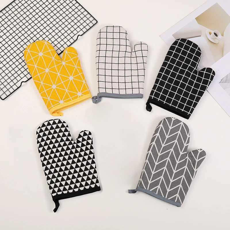 2PCS high-temperature resistant oven gloves anti scalding anti slip thicke cotton and linen insation gloves household m H251212