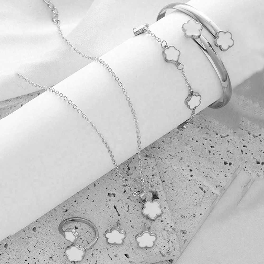 5pcs Lucky Five-petal Flower Womens Jewelry Set Fashion Flower Necklace Earrings Ring Birthday Ann M251213