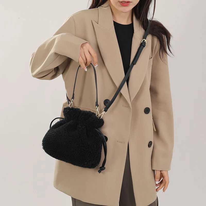 Large Capacity Plush Bag Female Fall and Winter Hairy Handheld Shoulder Slanting Cross Furry Simple VersatileT251213