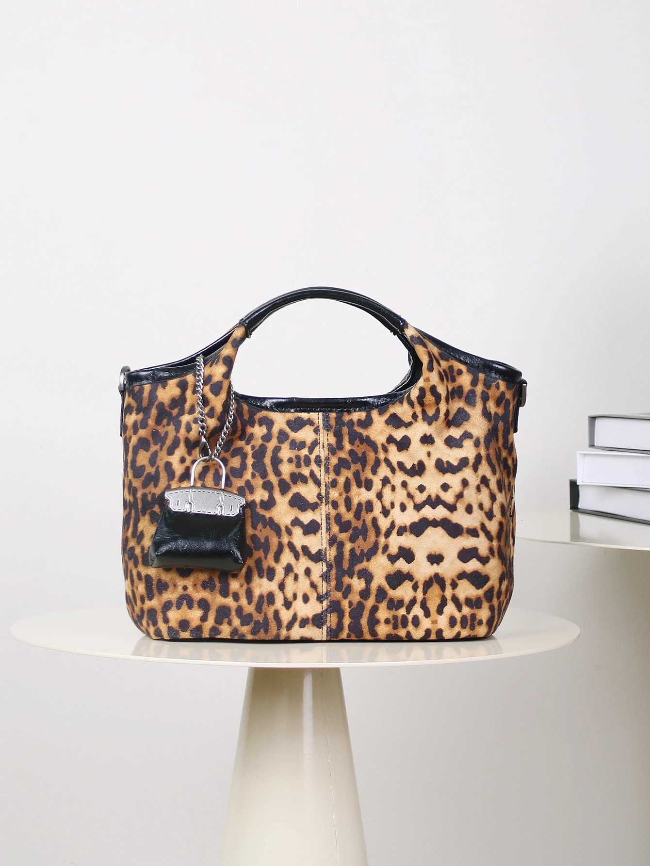 Popular explosions super fire niche retro leopard spice wind bag 2024 new autumn and winter Joker portable bucket bag suede flanT251213