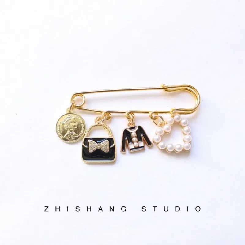 Fashion brooches with cute thing small pin jacket sweater pin cardigan vintage pearl accessory with mini bag bottle brooch Y251213