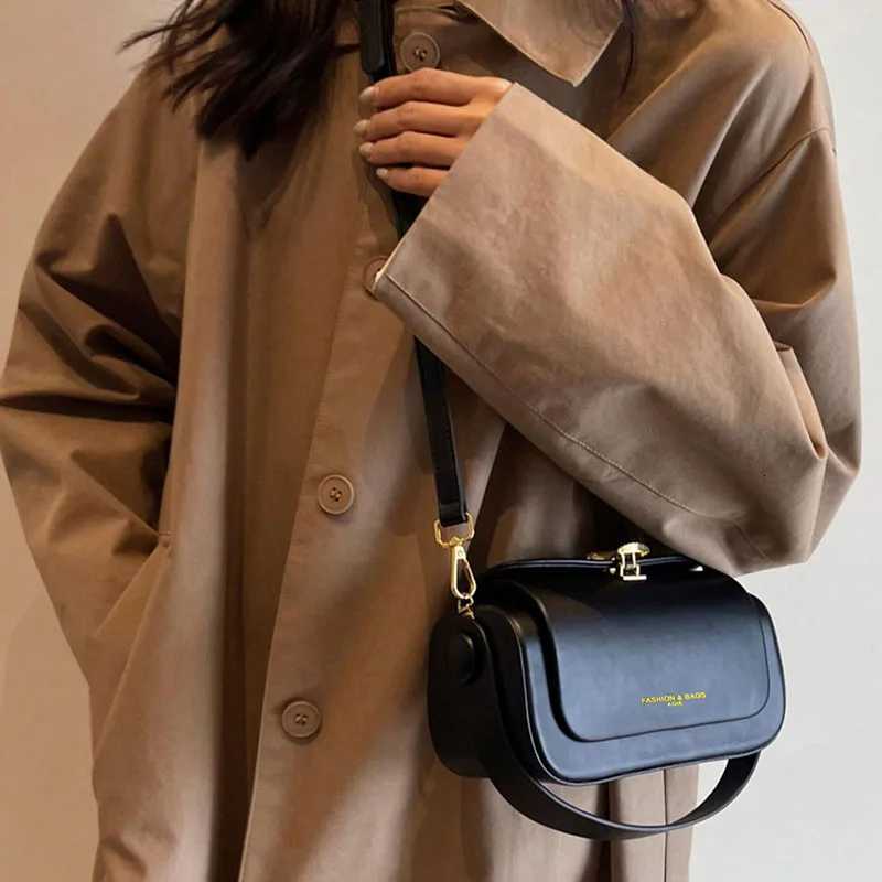 Simple and fashionable shoulder bag niche design hardware decoration handbag classic and elegant womens crossbody bagT251213
