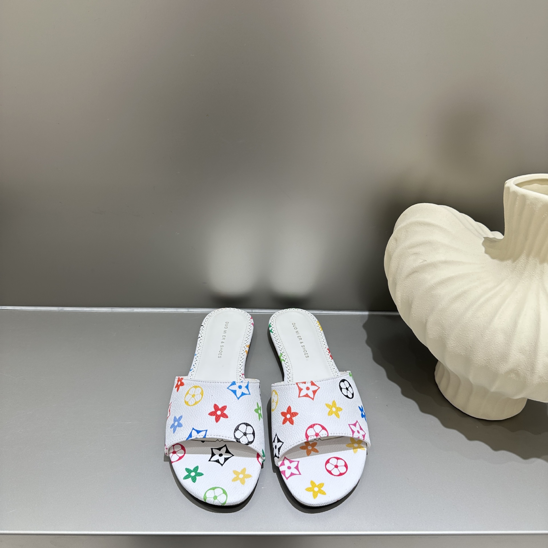 Designer's New Arrival Color Print Slippers 2026 spring and summer Hot Fashion Elegant Women Beach Slippers Casual Flat Slippers Black White Free