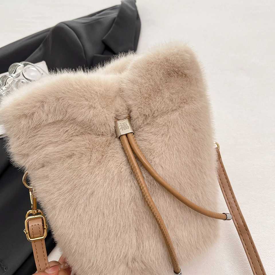Faux Fur Crossbody Bag for Women Large Capacity Winter Plush Shoulder Bag Cell Phone Purse Fashion Soft Travel Bag LadiesT251213