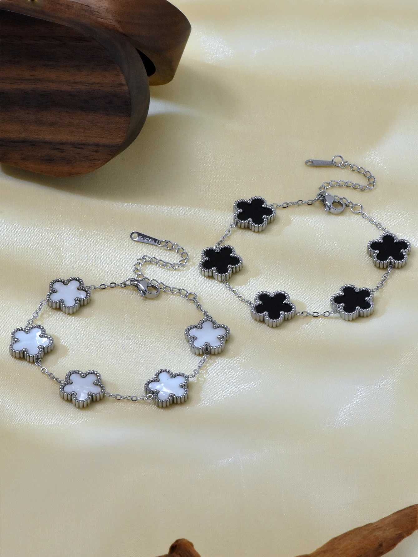 luxury Light Luxury Lucky Stainless Steel Five Flower for Womens Daily Commuter Accessories Jewelry M251213