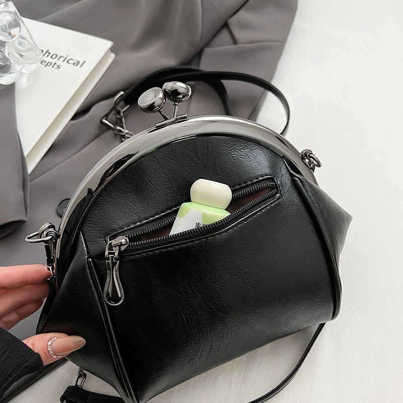 Unique Retro Shell Womens Bag 2024 New Fashionable Large Capacity One Shoulder Underarm Bag Versatile Clip Bag Oblique StraddleT251213