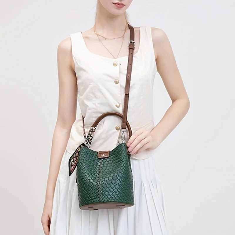 Leather Retro Versatile Single Shoulder Bucket Bag Fashionable Large Capacity Womens Crossbody Bags Suitable for CommutingT251213