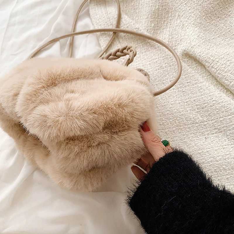Autumn and Winter Plush Shoulder Crossbody Bag Womens Fashion Pleated Warm Faux Fur Hobos Bag Sweet Small HandbagT251213