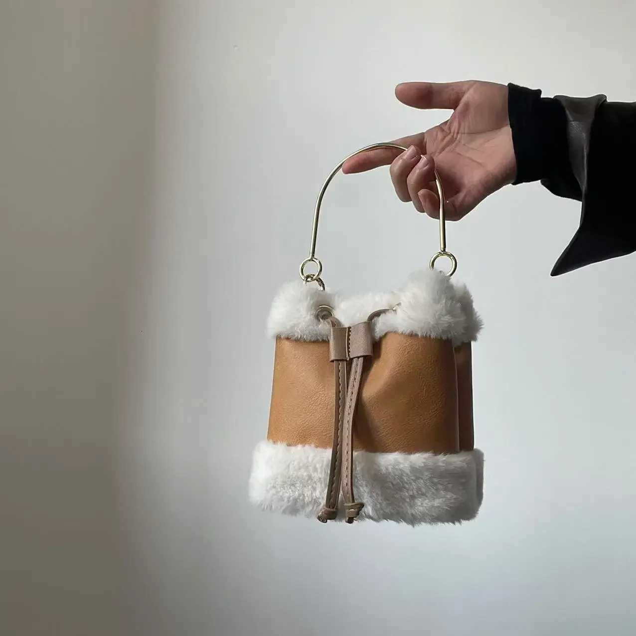 Water bucket Bag Womens 2025 New Autumn and Winter Faux Fur Plaid Furry Bag Korean Style Retro Shoulder Cross-Body Small BagT251213