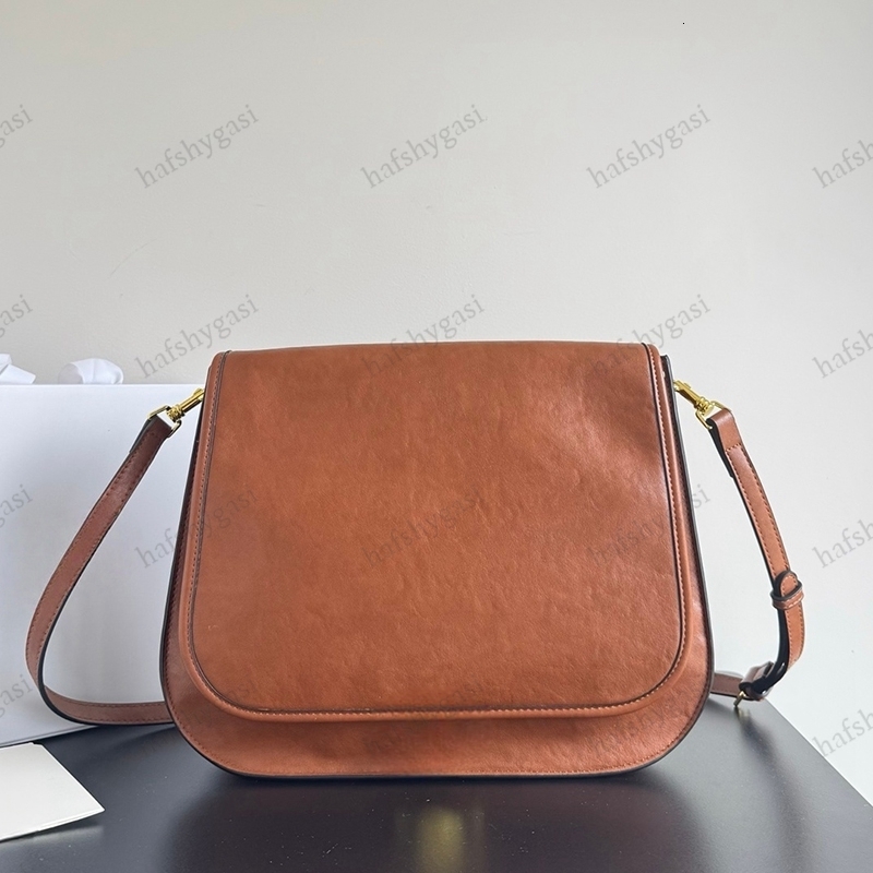 Designer Besace Soft Triomphe Flap Square Bag In Shiny Lambskin Chic Crossbody Bag With Adjustable Strap Retro Shoulder Bag With Zipped Pocket Under Flap 251213